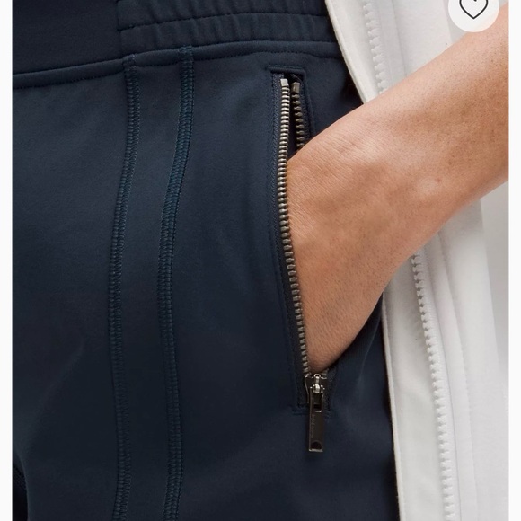 Lululemon Define Mid-Rise Track Pant
Luon - Picture 4 of 11